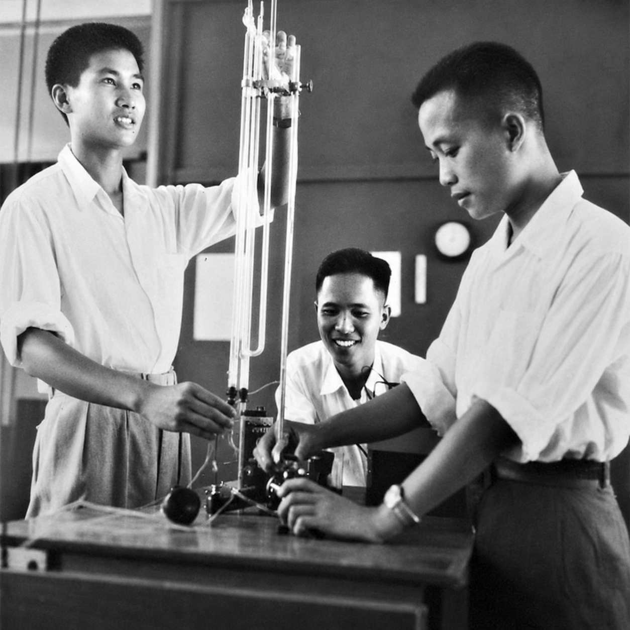 Sinh viên Ban Toán - Lí làm thực hành tại Khu Học xá Trung Quốc năm 1953