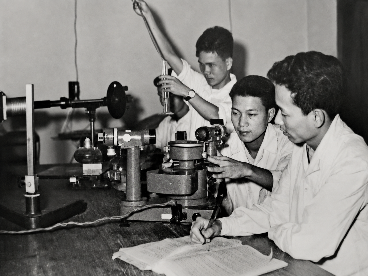 Sinh viên Khoa Vật lí thực hành quang học năm 1960